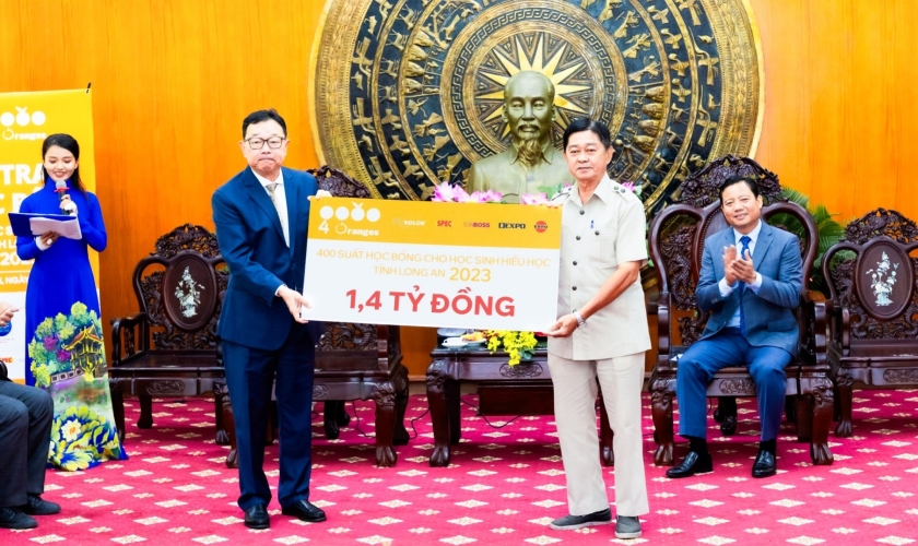 Công ty 4 ORANGES CO., LTD trao tặng 400 suất học bổng cho học sinh sinh viên hiếu học tỉnh Long An